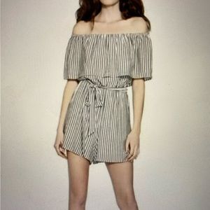 Alice & Olivia off the shoulder gray and white striped romper size 8